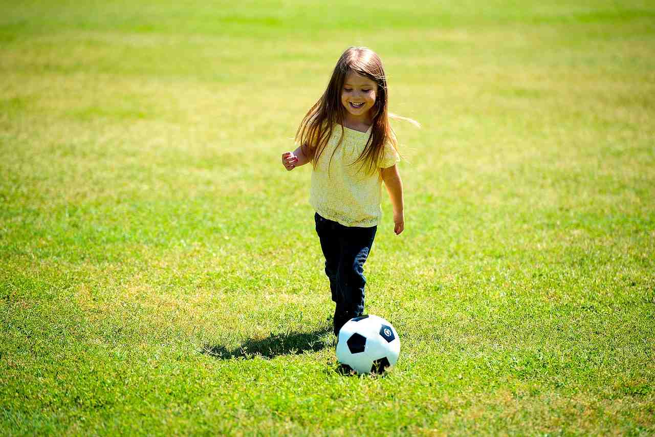 jeune fille, jouer, soccer