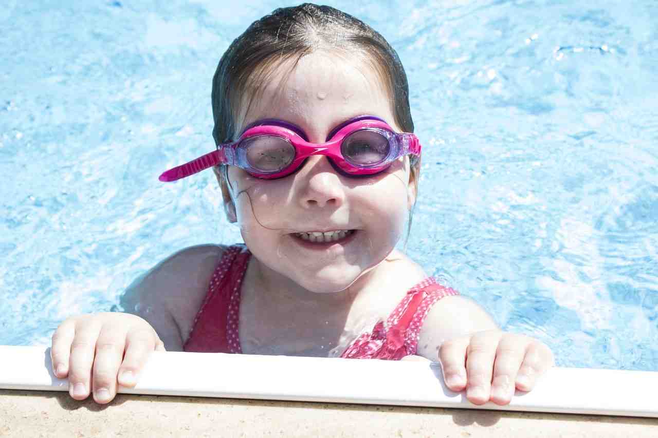 jeune fille, natation, lunettes